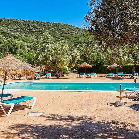 Сasa de vacaciones In With Outdoor Swimming Pool